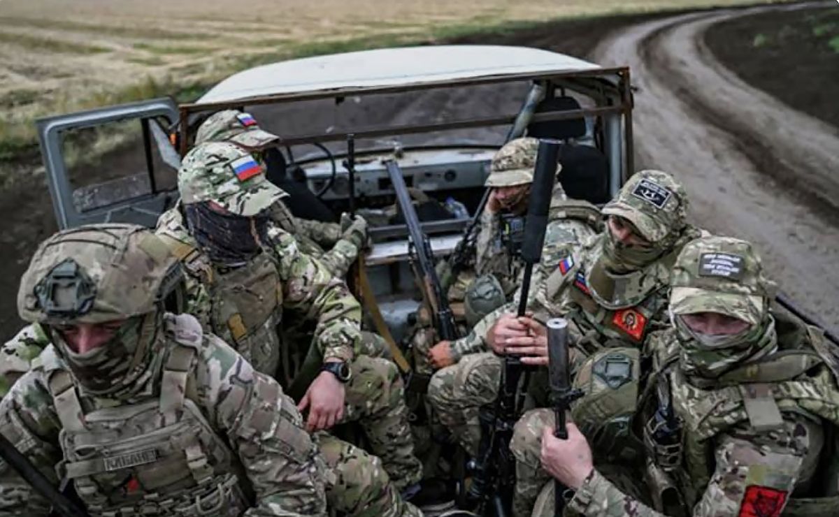 Російські окупанти зі зброєю в руках Російські окупанти зі зброєю в руках