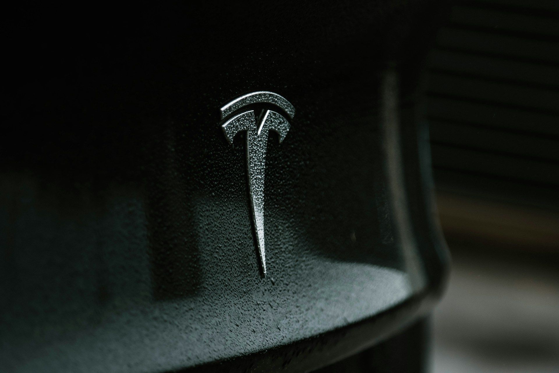 Tesla ищет новых поставщиков Tesla ищет новых поставщиков