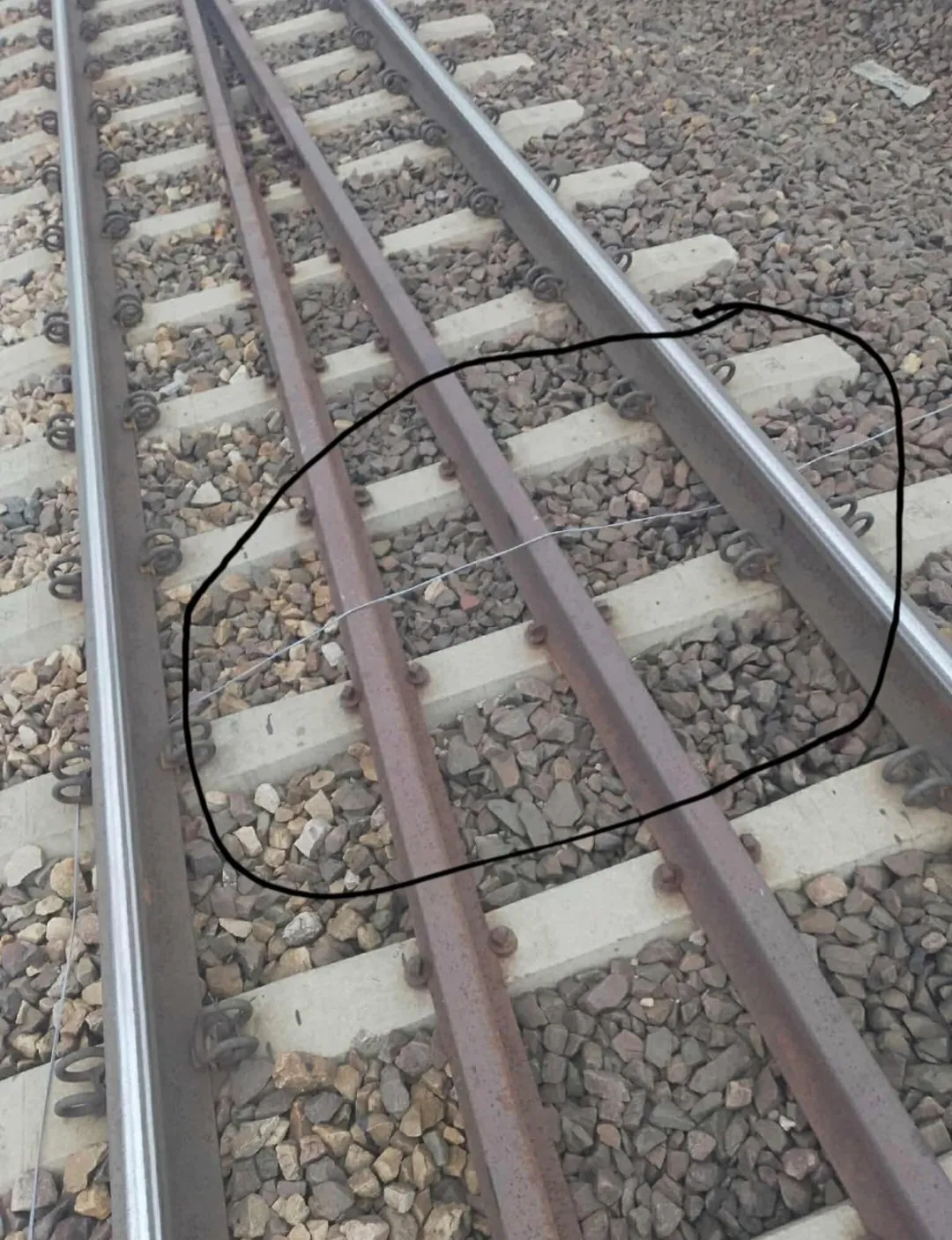 Туск заявив про диверсію: у Польщі пошкодили залізницю