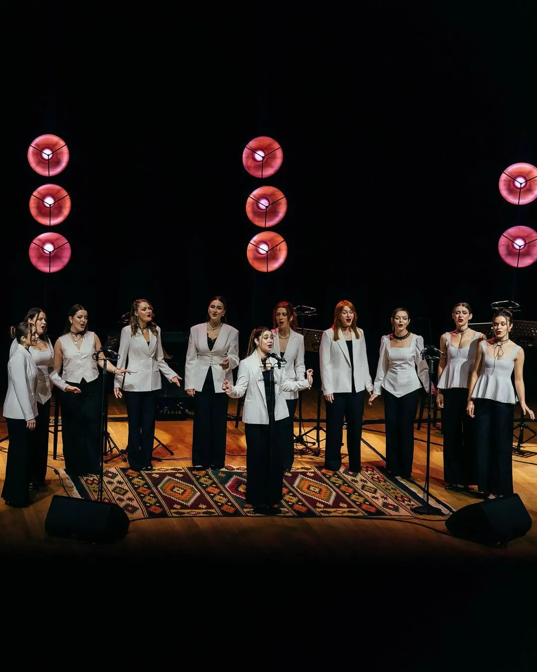 Особый ковер, с которым выступает хор 