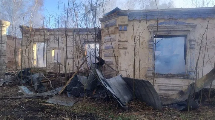 Усадьба Хрущевых после прилета / фото Титаренко Игоря Усадьба Хрущевых после прилета / фото Титаренко Игоря