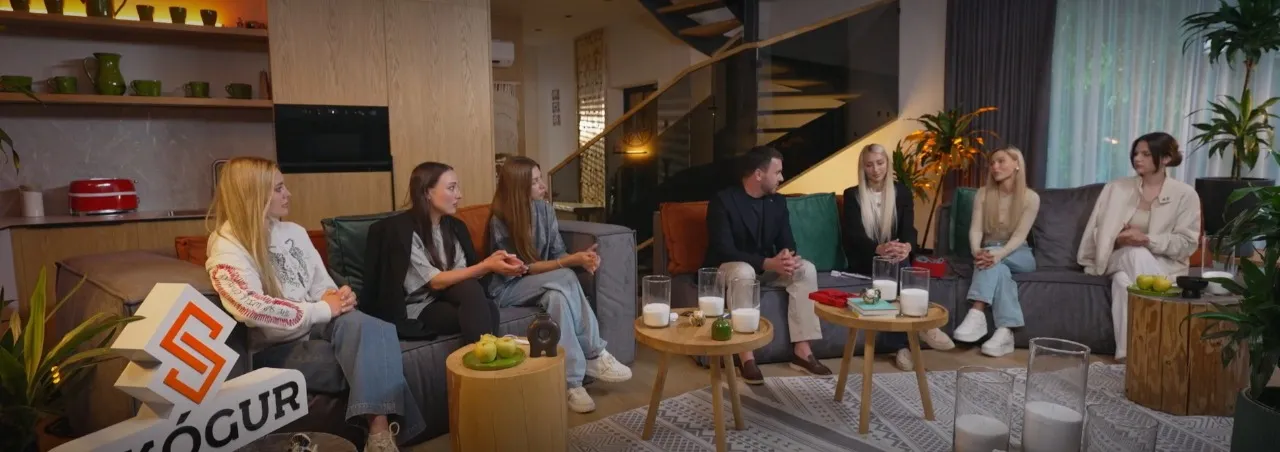 Григорий Решетник з девушками