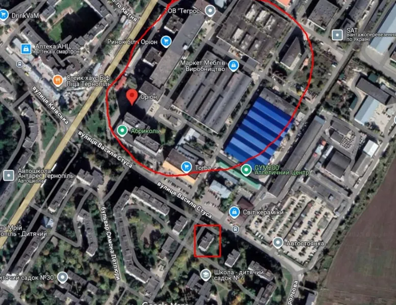  Розташування багатоповерхівки, яку атакували росіяни, та заводу