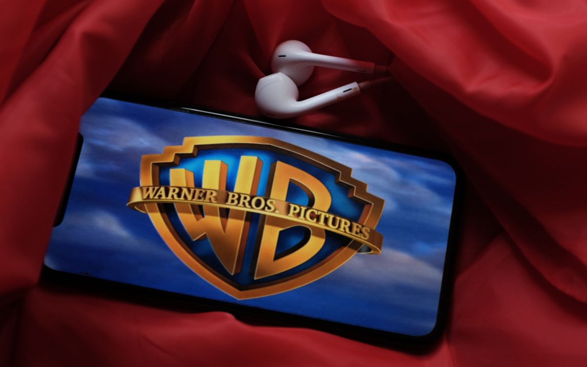 Три компанії змагаються за купівлю телегіганта Warner Bros. Три компанії змагаються за купівлю телегіганта Warner Bros.