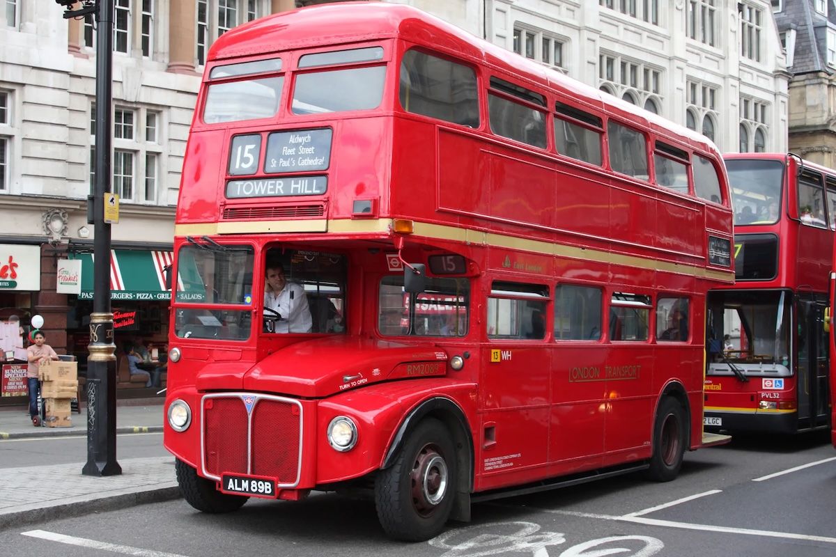 Жінка зробила зі старого автобуса будинок Жінка зробила зі старого автобуса будинок