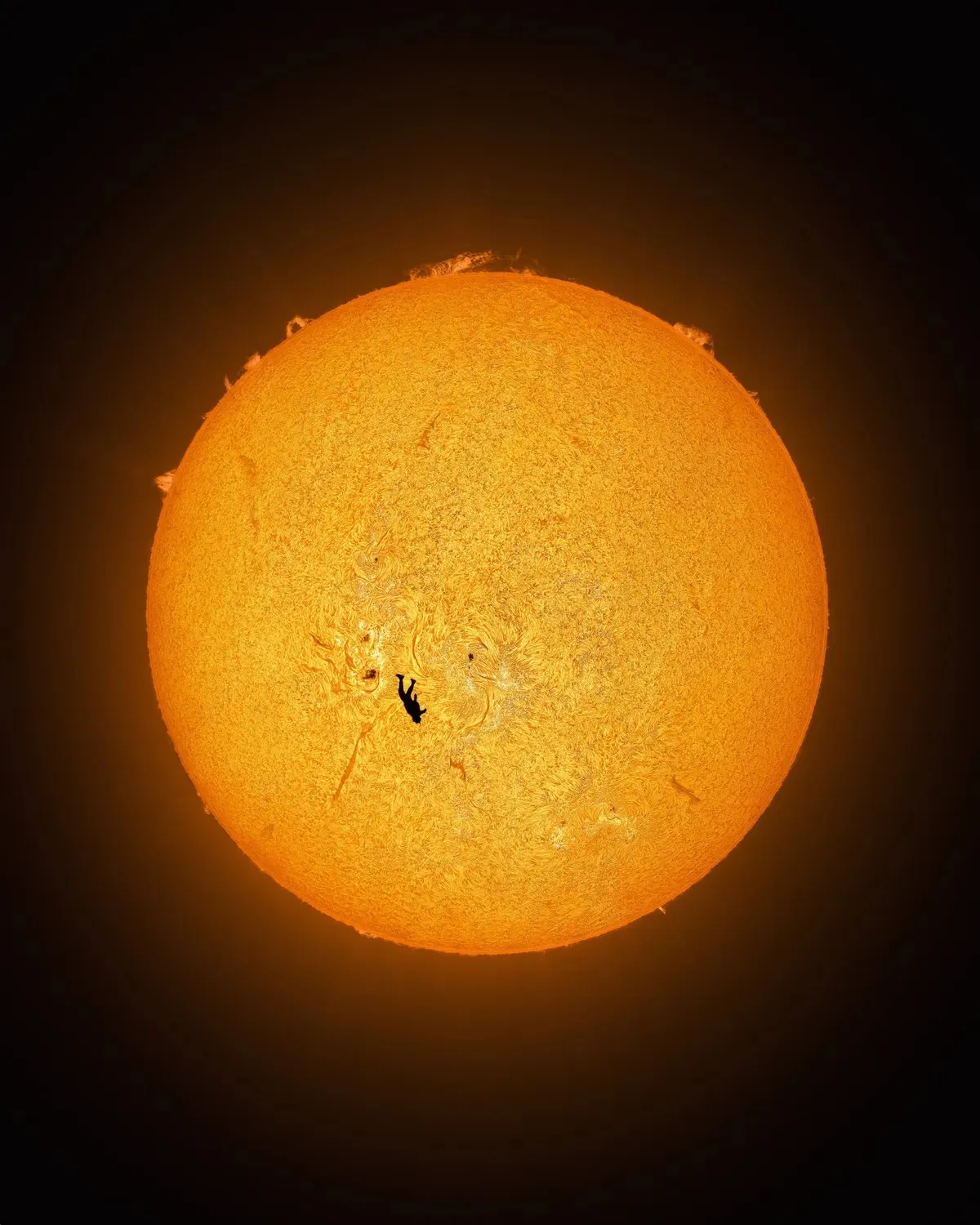 Транзит людини Сонцем