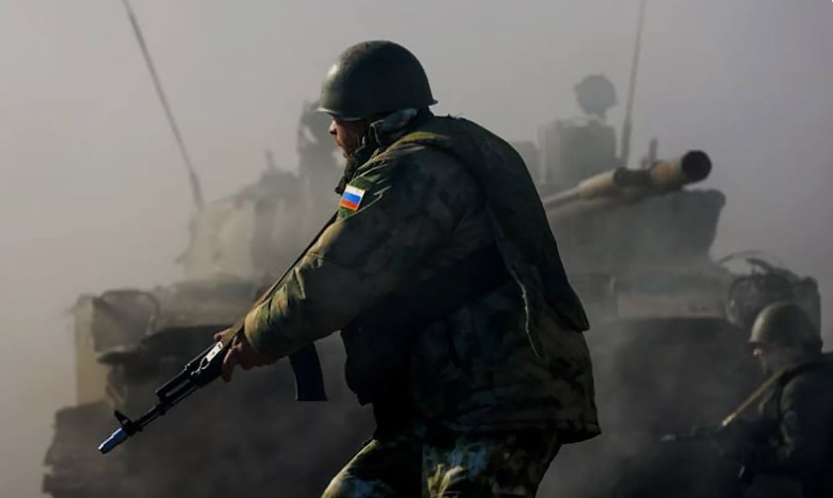 Российские оккупанты с оружием в руках Российские оккупанты с оружием в руках