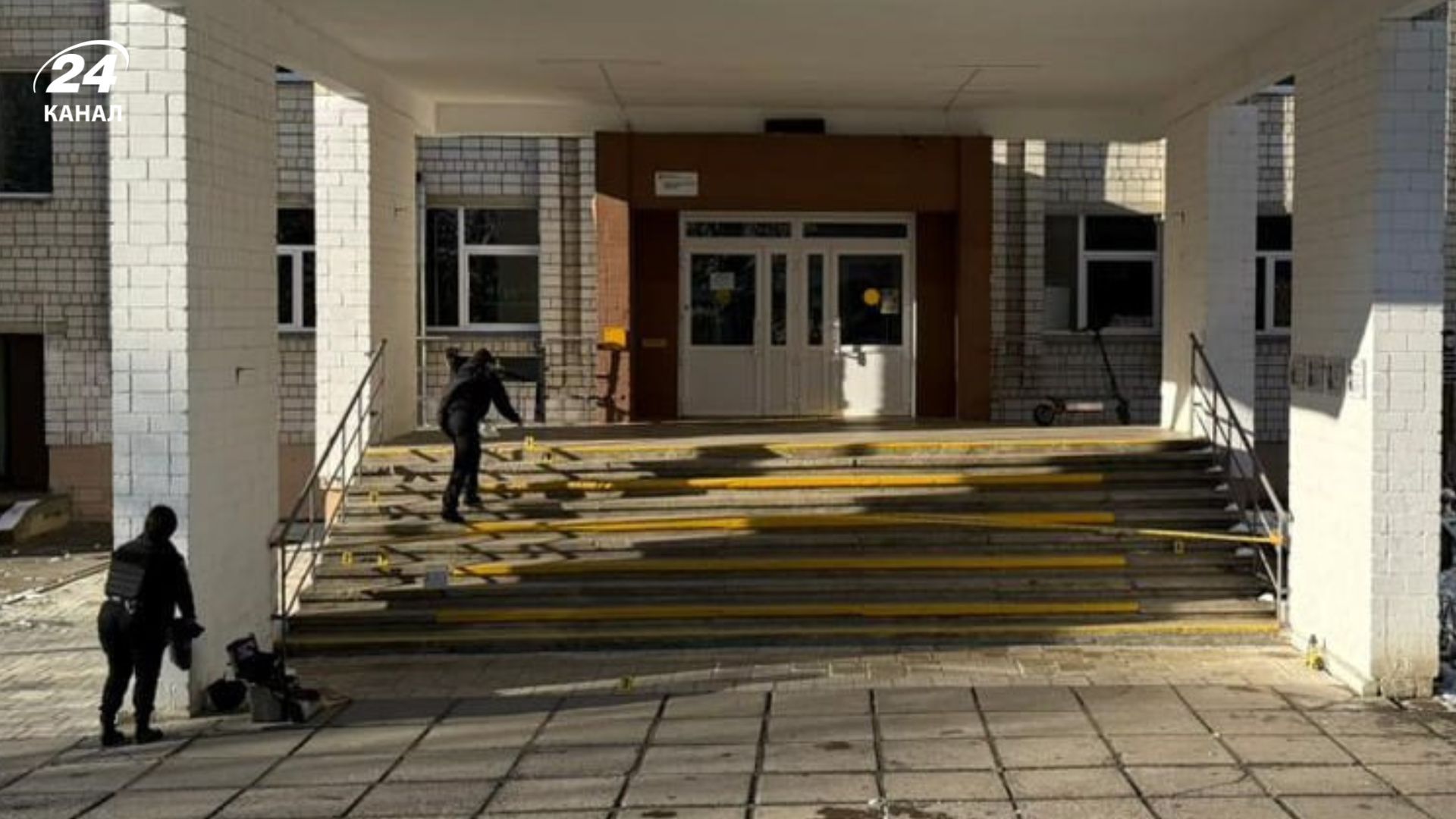 Во дворе одной из школ Львова родители решали конфликт с помощью оружия Во дворе одной из школ Львова родители решали конфликт с помощью оружия