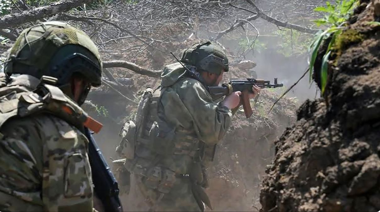 Российские оккупанты с оружием в руках Российские оккупанты с оружием в руках