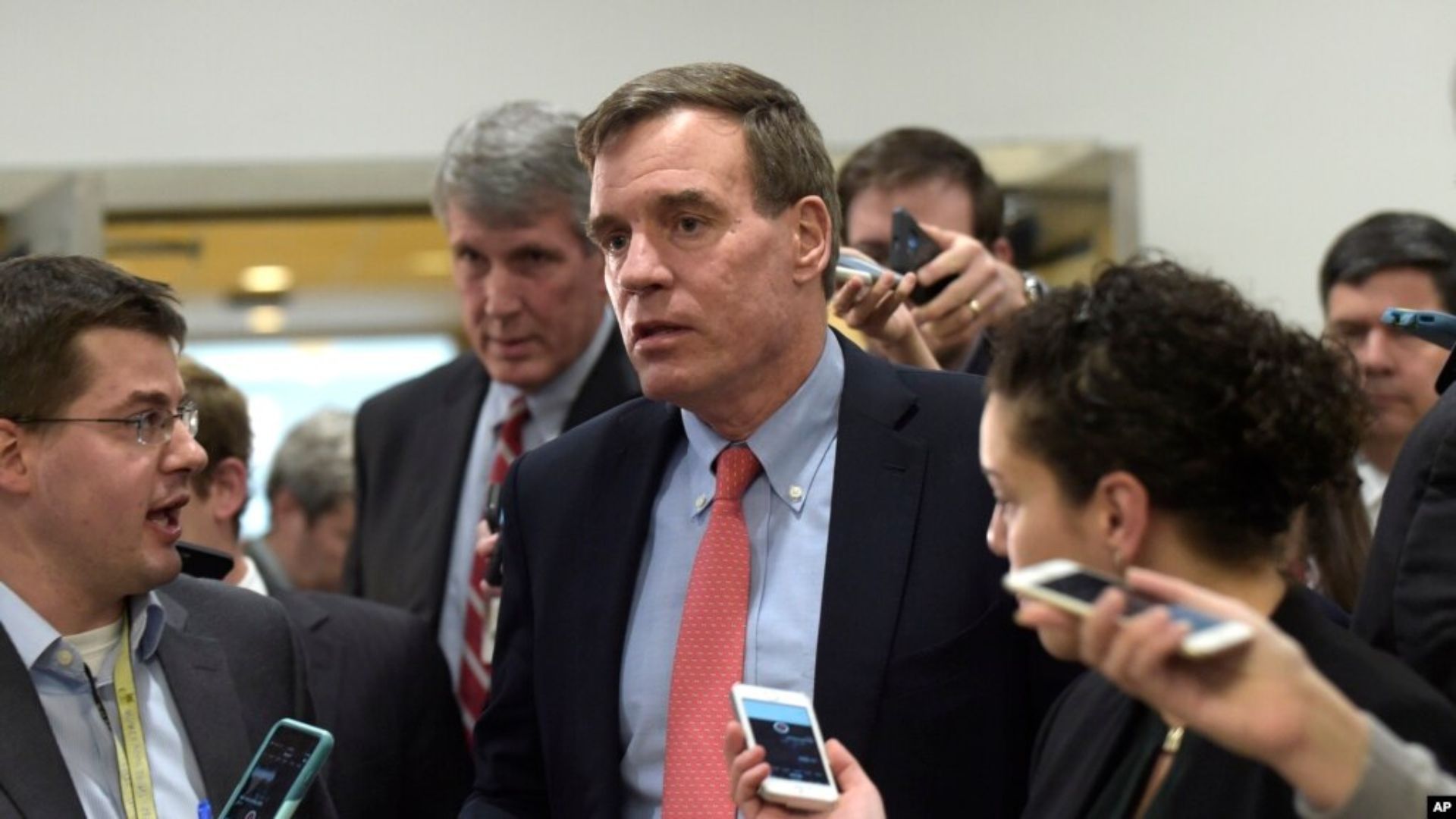 Марк Уорнер сравнил мирный план США с уступками Гитлеру Марк Уорнер сравнил мирный план США с уступками Гитлеру