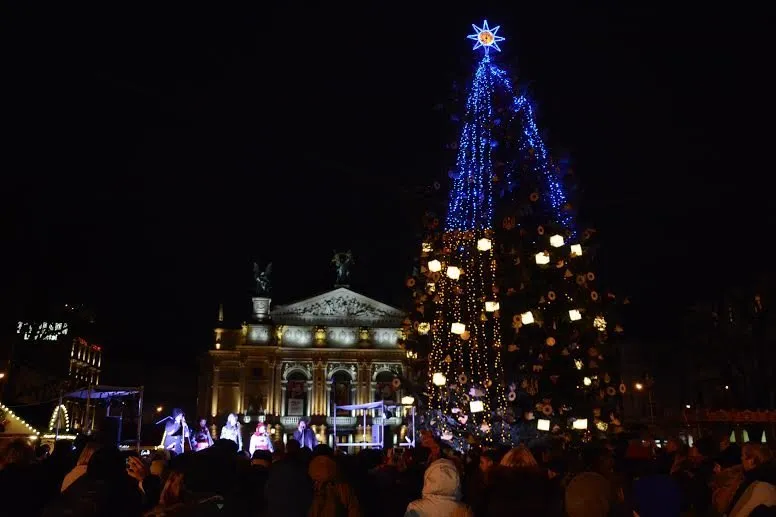Головна ялинка Львова у 2016 році / фото Львівської міської ради 