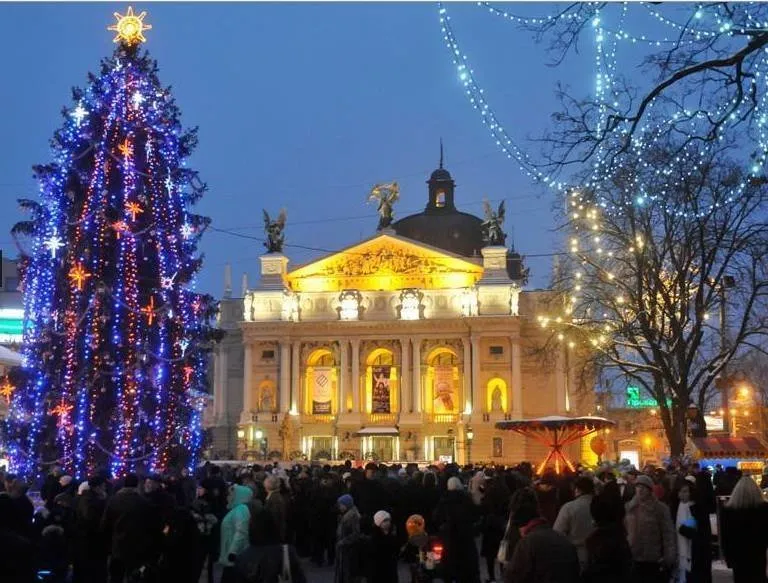 Головна ялинка Львова у 2017 році / фото Львівської міської ради Головна ялинка Львова у 2017 році / фото Львівської міської ради