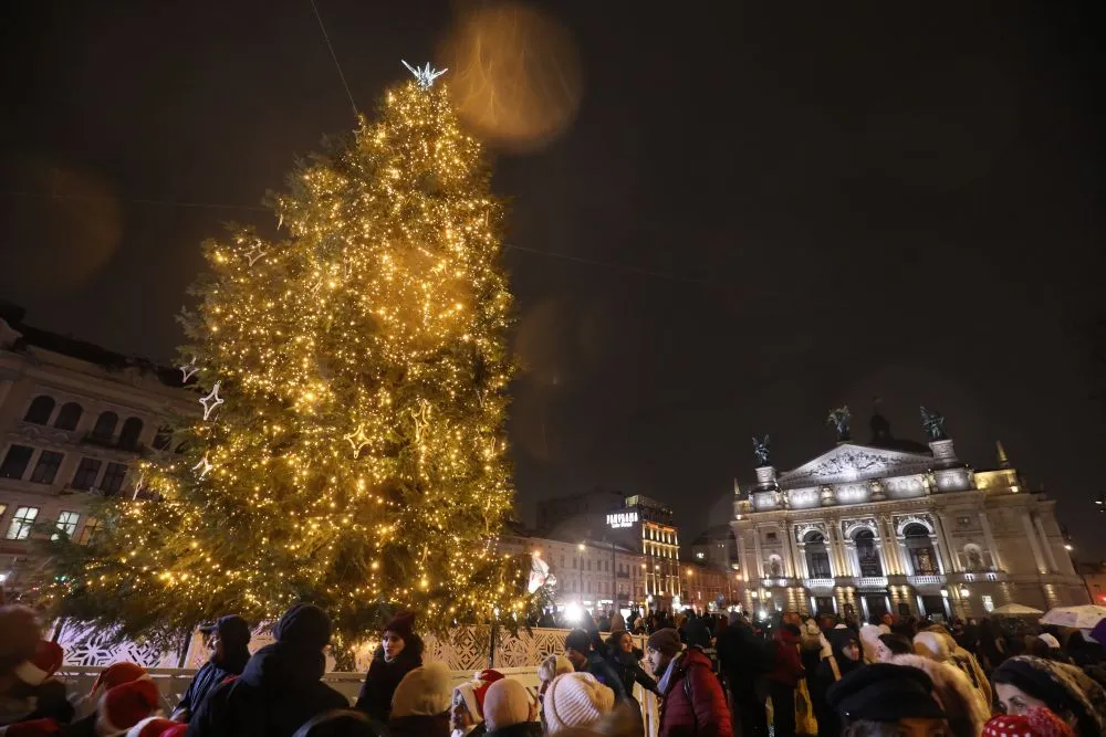 Головна ялинка Львова у 2021 році / фото Львівської міської ради Головна ялинка Львова у 2021 році / фото Львівської міської ради