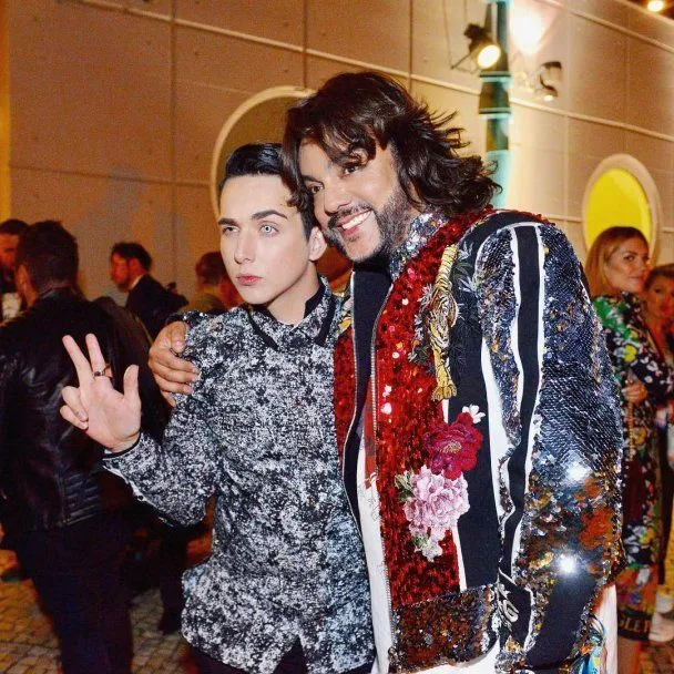 MELOVIN обнимает Филиппа Киркорова за кулисами Евровидения-2018 MELOVIN обнимает Филиппа Киркорова за кулисами Евровидения-2018