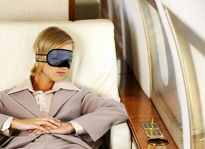 Варто одягнути беруші та маску для сну і лягти спати / фото Tochka.net Варто одягнути беруші та маску для сну і лягти спати / фото Tochka.net