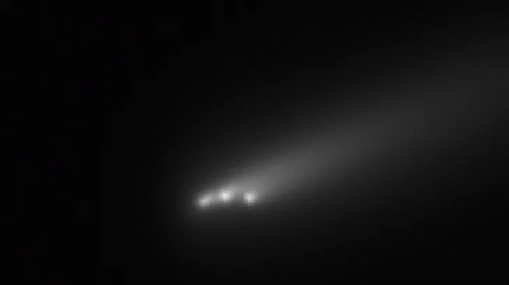 На этом снимке видно, что комета C/2025 K1 (ATLAS) распалась на три части На этом снимке видно, что комета C/2025 K1 (ATLAS) распалась на три части