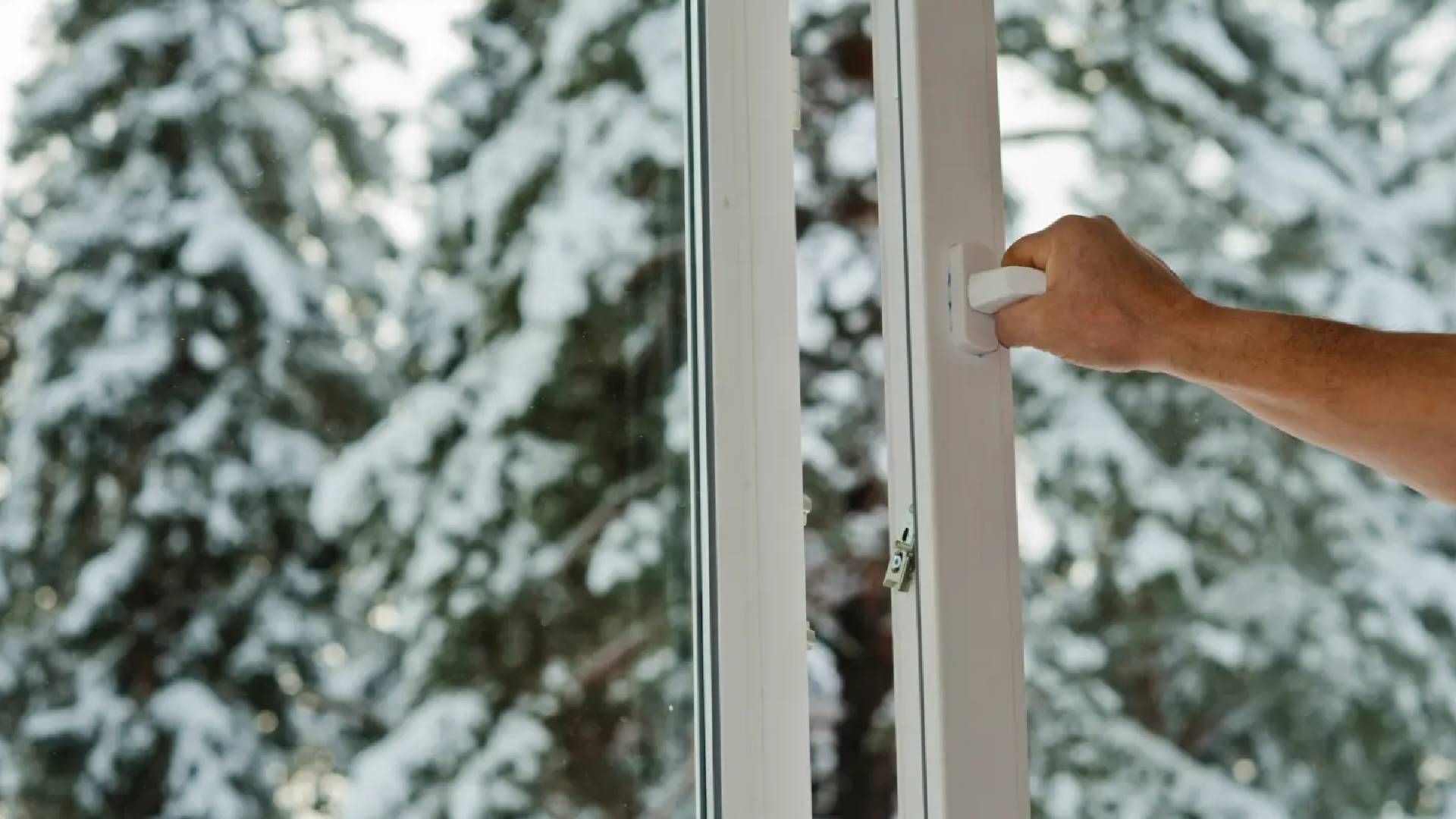 Перед морозами надо перевести окна в зимний режим