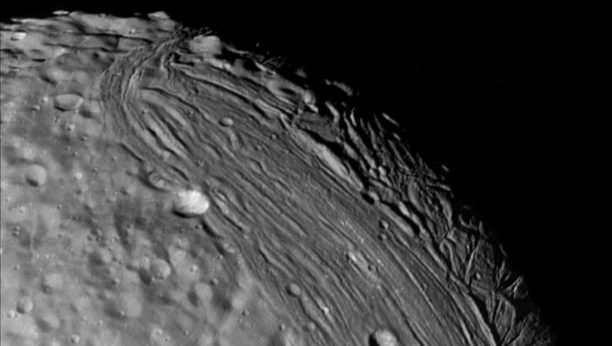 Новая теория объясняет странную геологию ледяных спутников