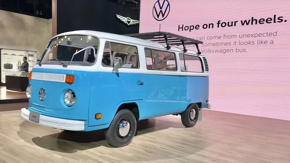 Відновлений мікробус Volkswagen Azul 1977 року, який уцілів у пожежах Відновлений мікробус Volkswagen Azul 1977 року, який уцілів у пожежах