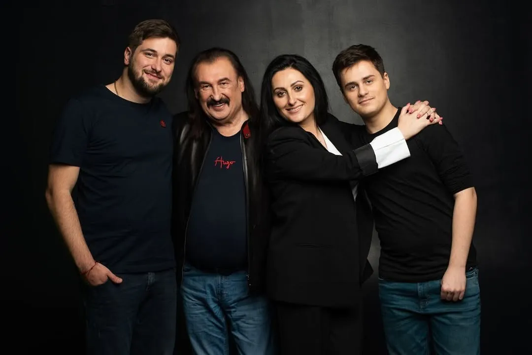 Степан Гіга з дітьми та онуком