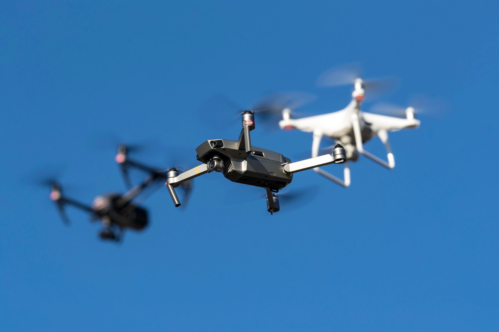 Дроны массированно атаковали Россию Дроны массированно атаковали Россию