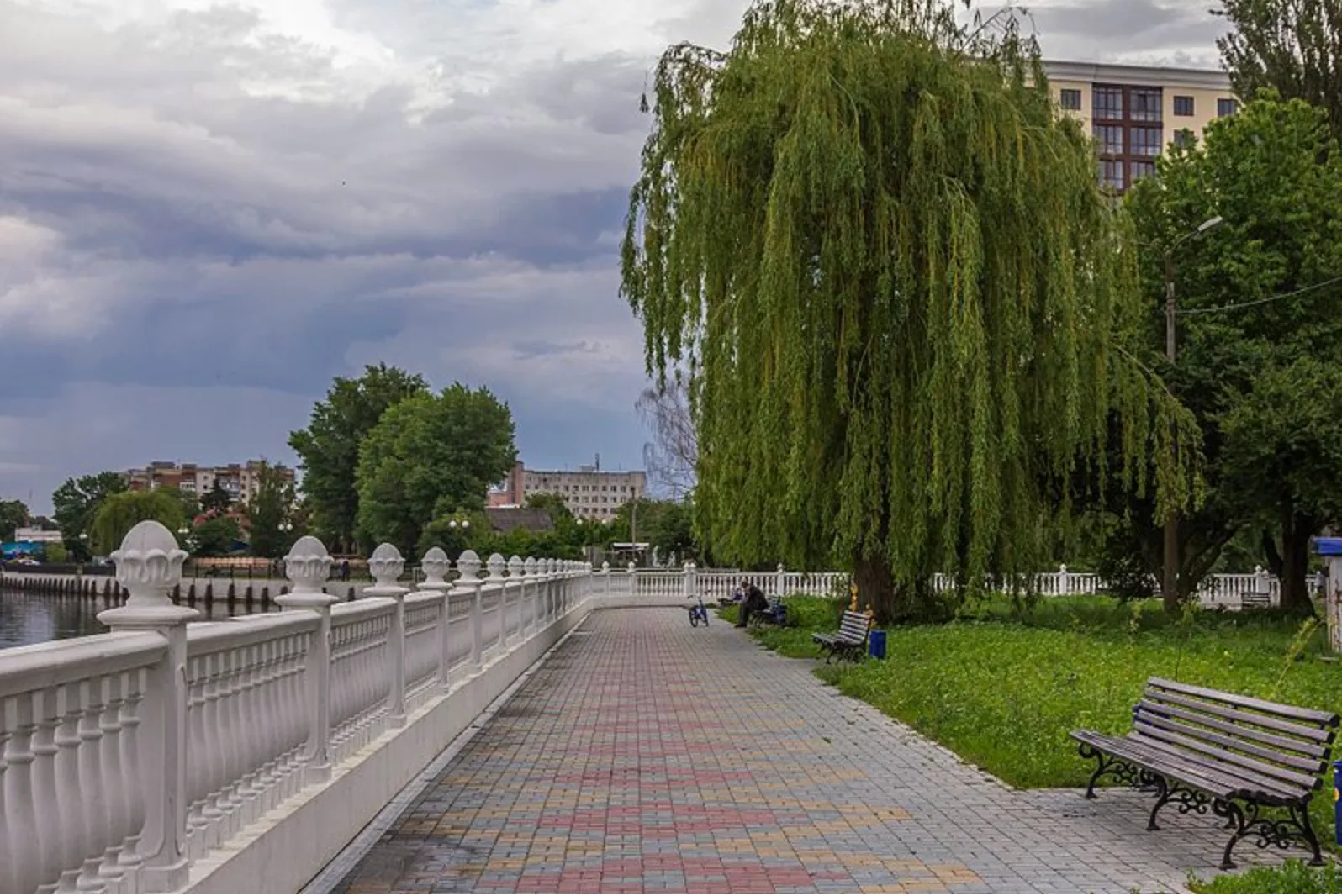 Набережна у Хмельницькому Набережна у Хмельницькому