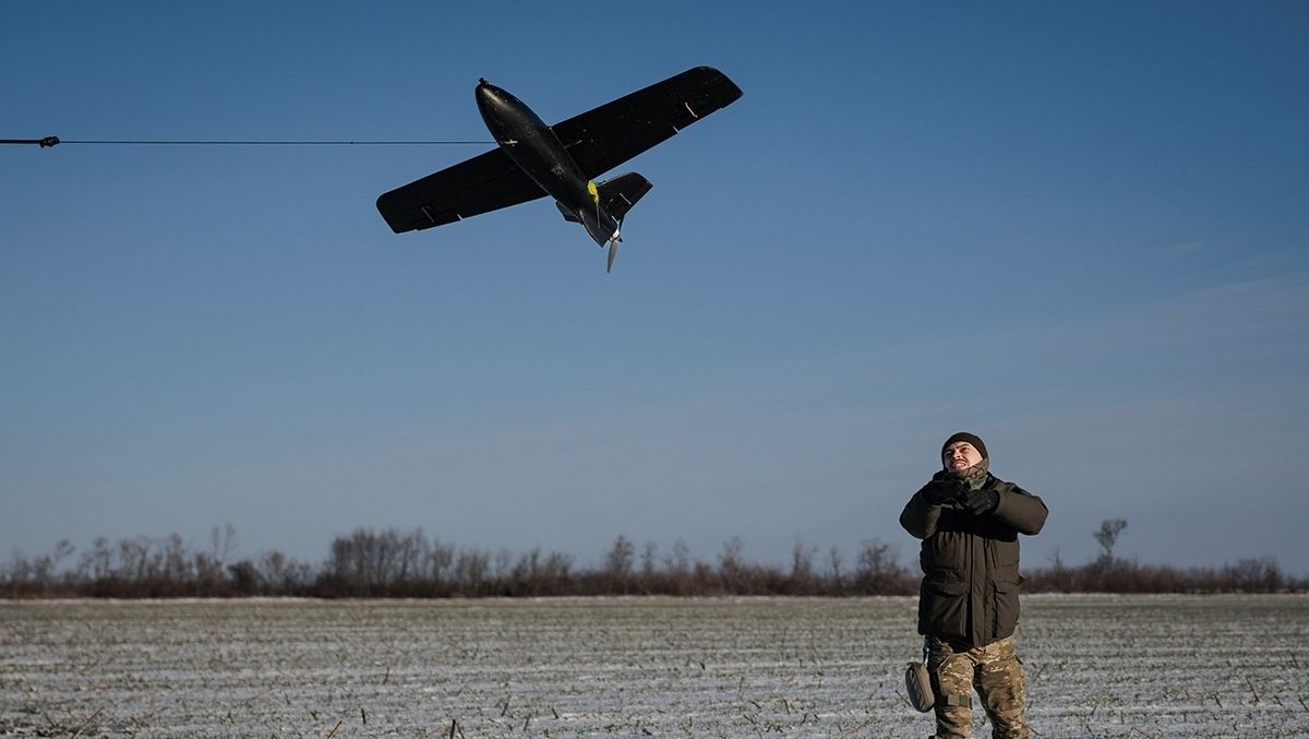 Український військовий запускає ударний дрон Мрія Український військовий запускає ударний дрон Мрія
