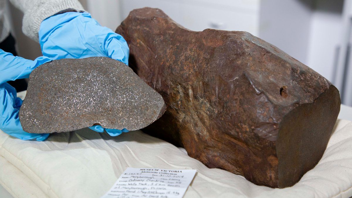 Червоний камінь, який шукач золота роками намагався розколоти, виявився метеоритом