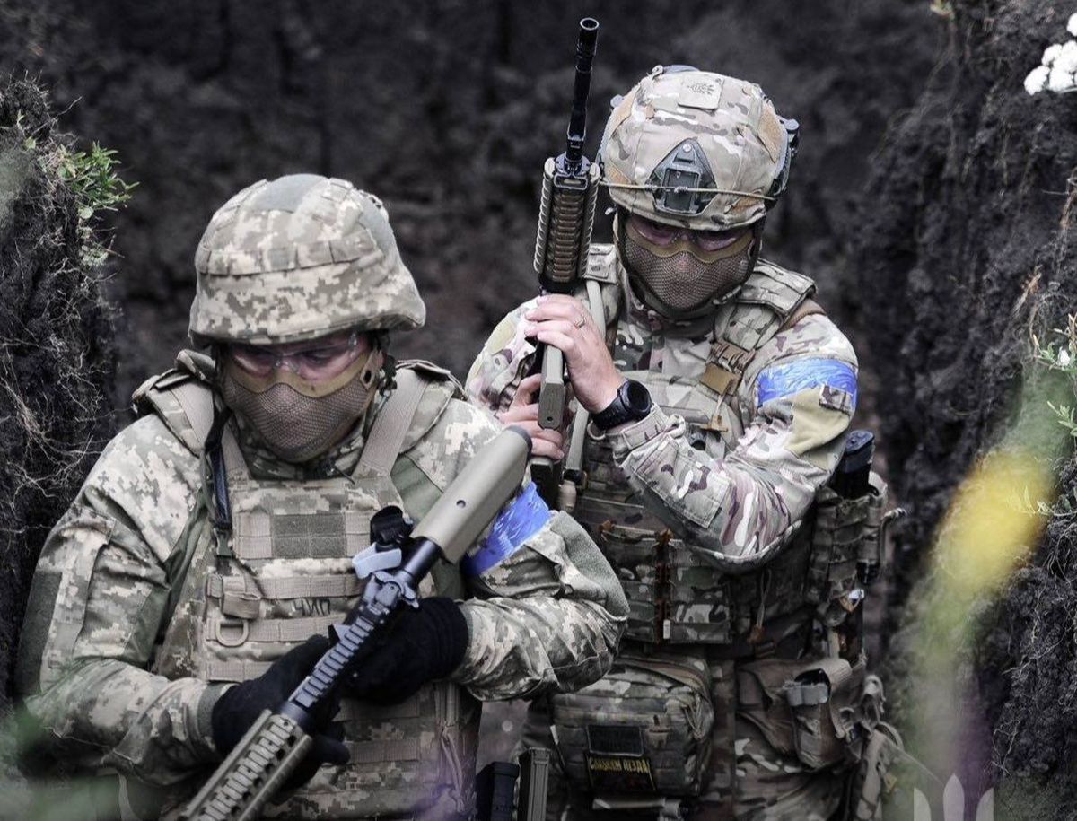 Украинские военные с оружием на фронте Украинские военные с оружием на фронте