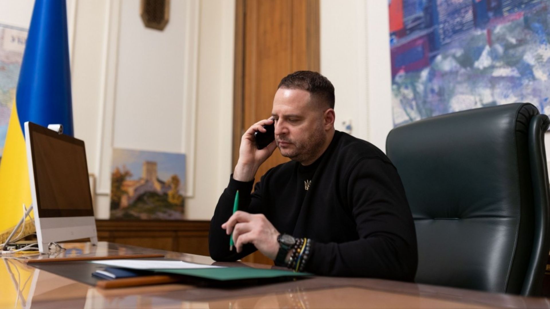 НАБУ вилучило в Єрмака кілька телефонів і ноутбуків