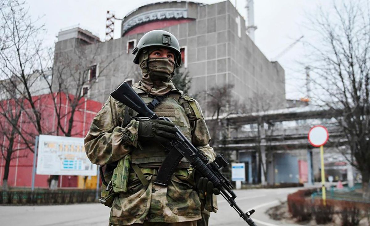 Російський солдат зі зброєю в руках біля окупованої ЗАЕС Російський солдат зі зброєю в руках біля окупованої ЗАЕС