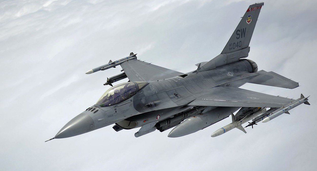 Истребитель F-16 перехватил самолет