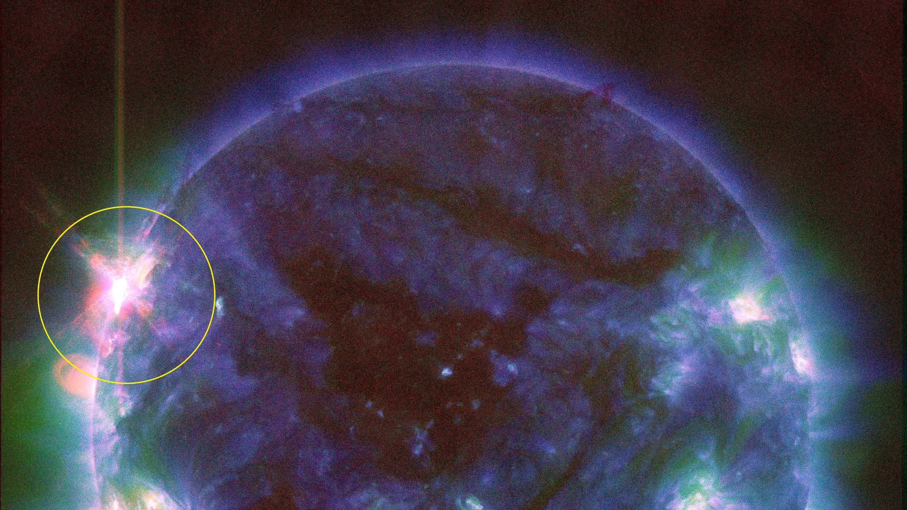 Группа пятен AR4274 находится на краю видимого солнечного диска. Эту вспышку они породили 1 декабря 2025 года