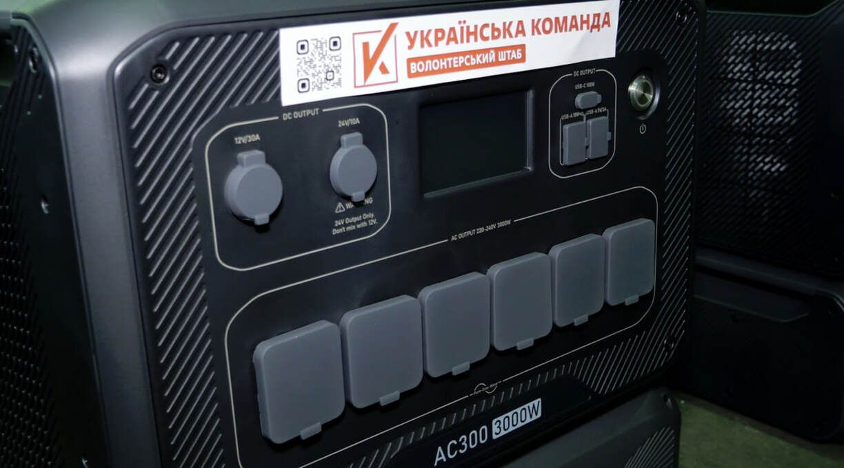 "Українська команда" передала партію зарядних станцій 28 бригаді, яка боронить Донеччину - 24 Канал