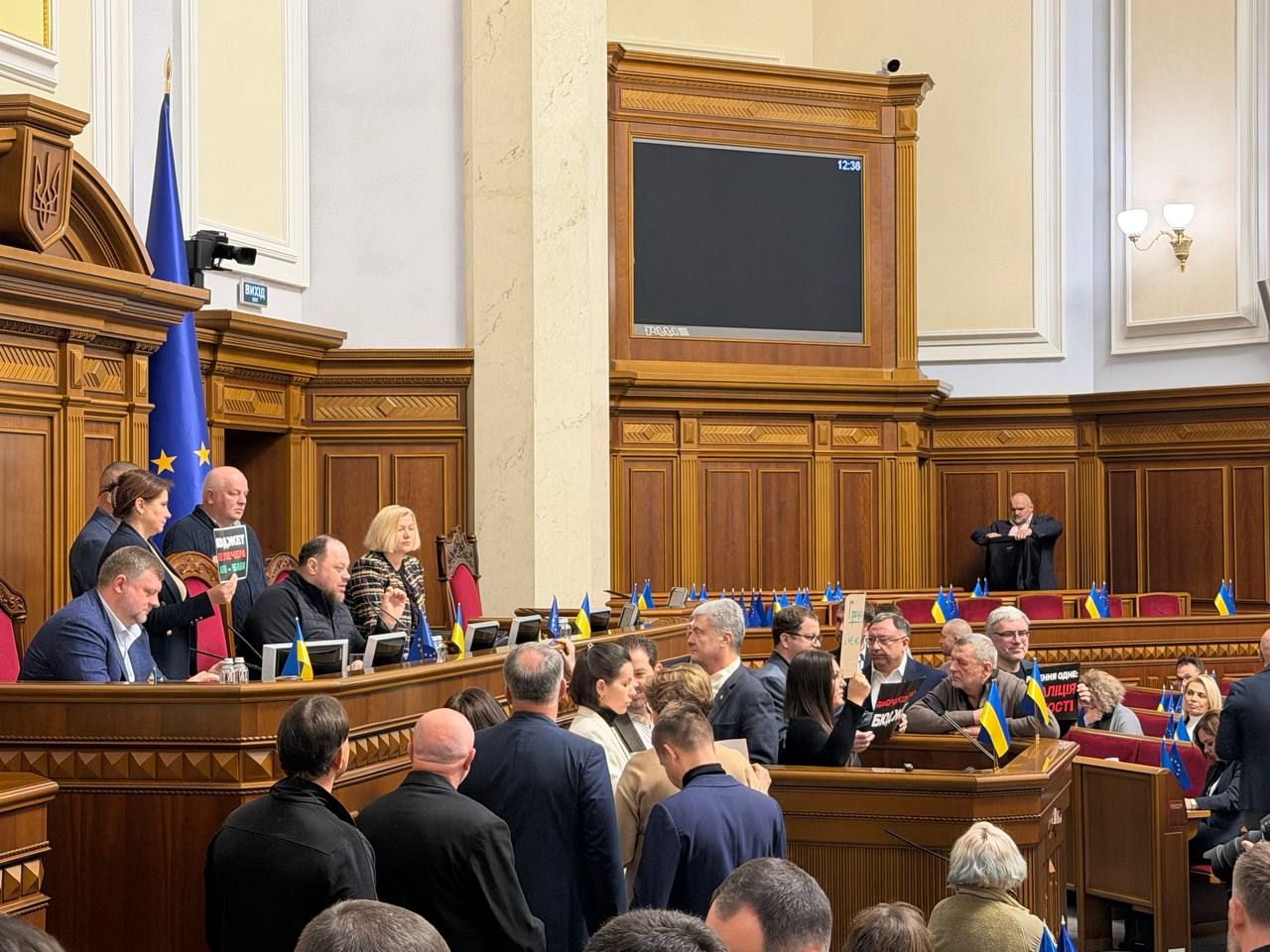 Опозиція заблокувала трибуну Верховної Ради
