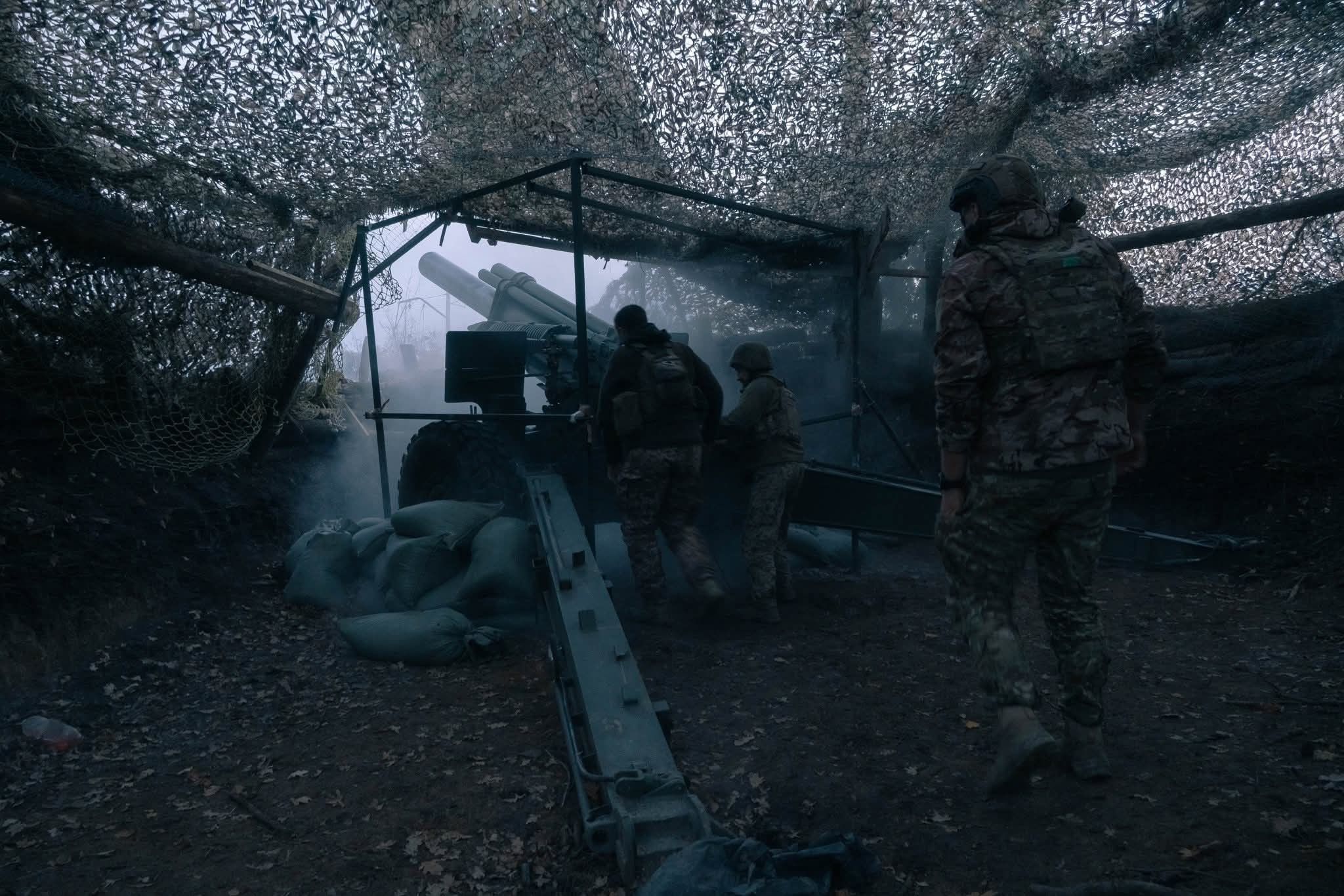 Украинские военные с пушкой