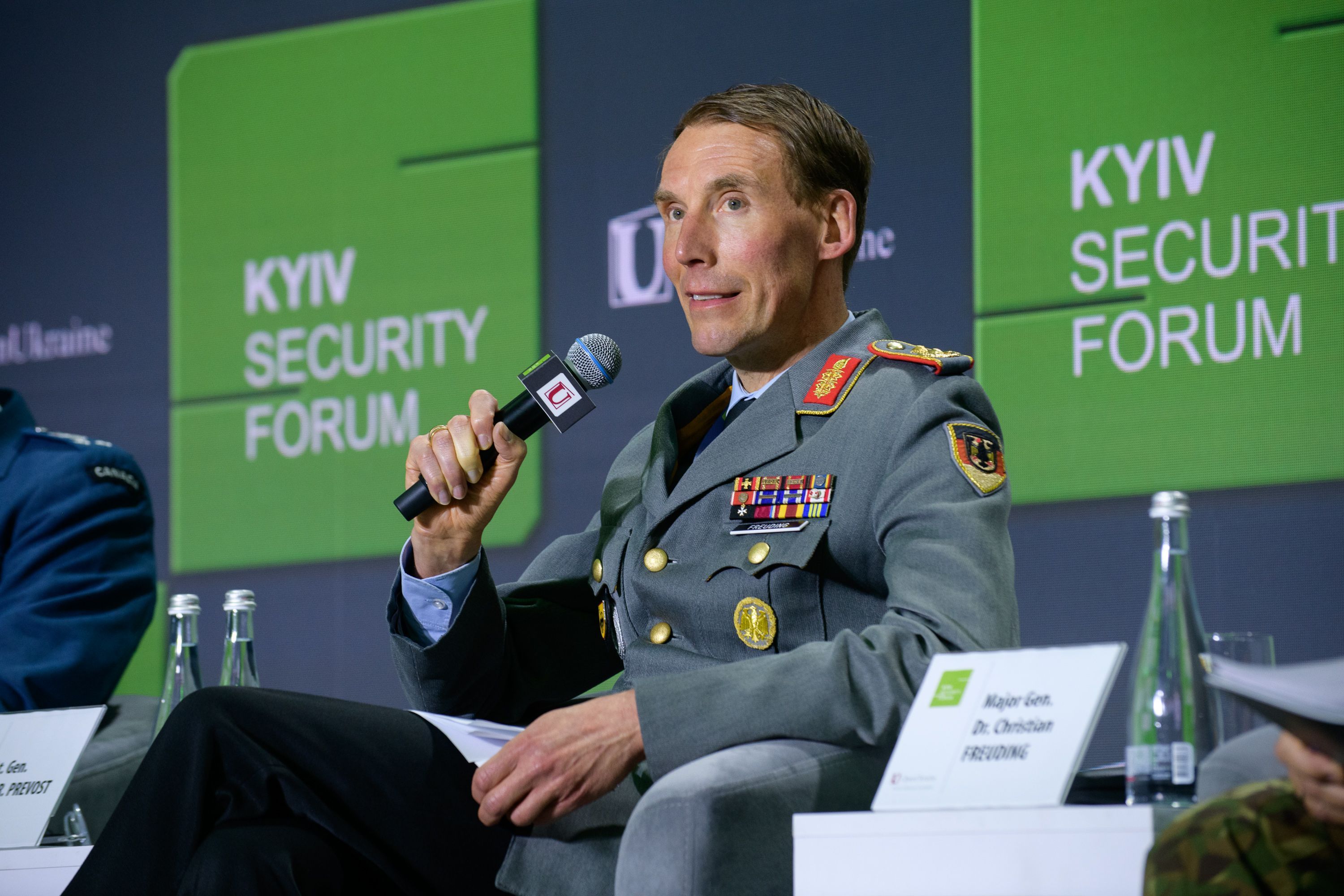 У Німеччині кажуть, що США зупинили поставку певних видів зброї в Україну