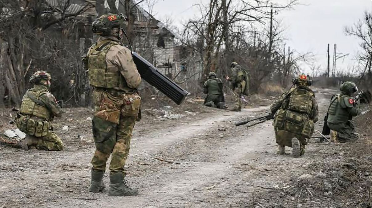 Російські окупанти зі зброєю в руках Російські окупанти зі зброєю в руках