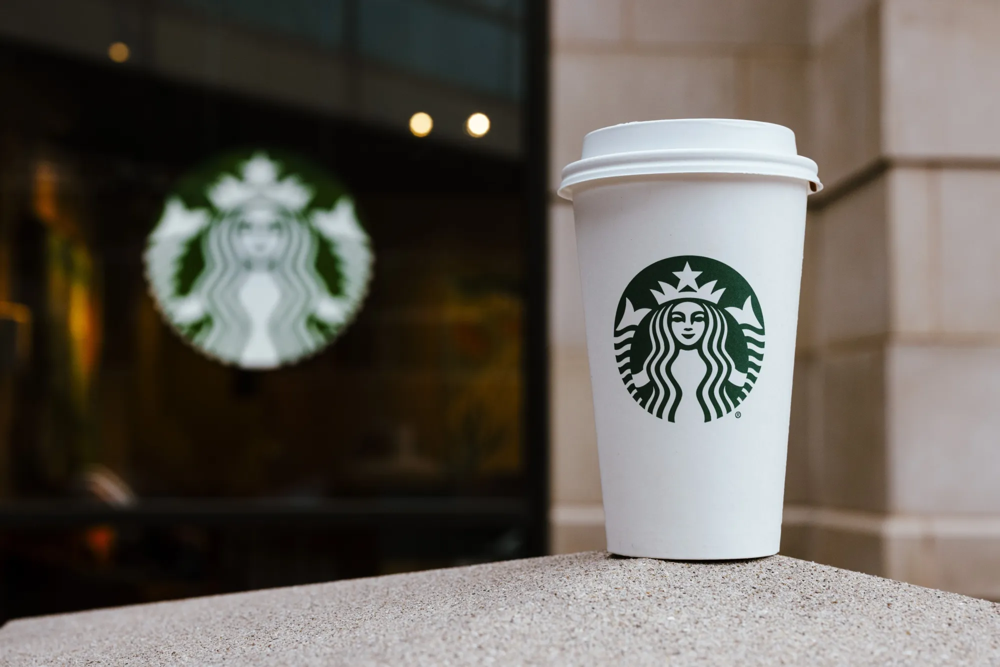Starbucks выплатит работникам 35 миллионов долларов