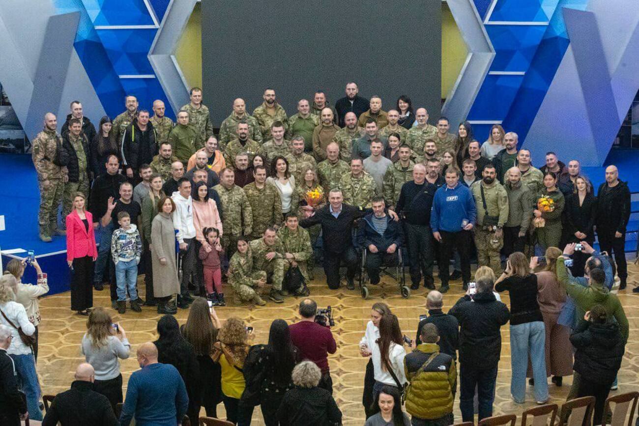 Виталий Кличко наградил военных и ветеранов от общины Киева - Виталий Кличко наградил военных и ветеранов от общины Киева -