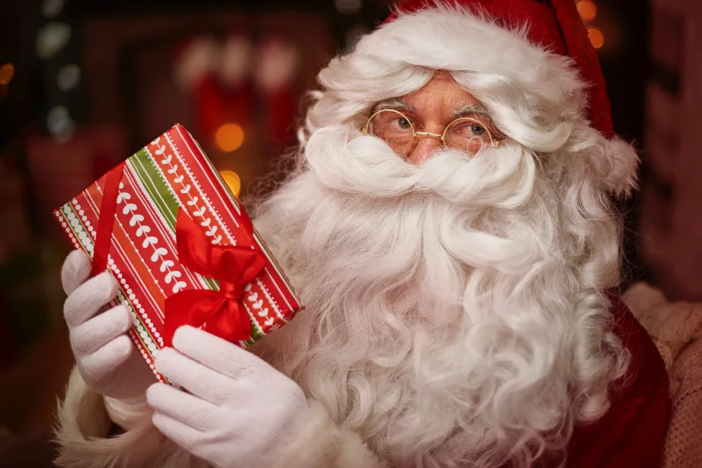 Де Миколай кладе іграшки Де Миколай кладе іграшки