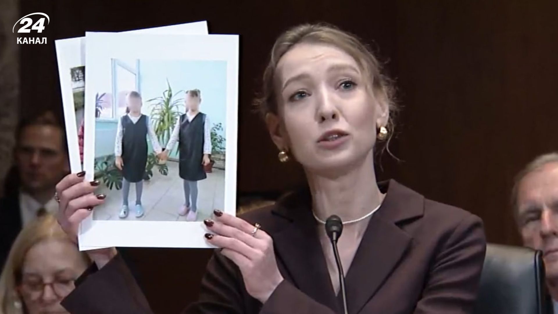 Эксперт Регионального центра по правам человека Екатерина Рашевская демонстрирует фото детей Эксперт Регионального центра по правам человека Екатерина Рашевская демонстрирует фото детей