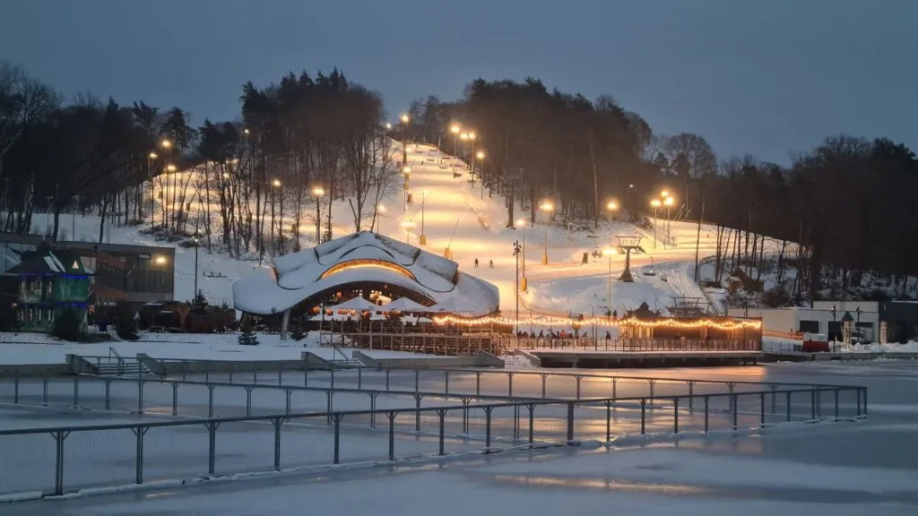 Каток в Emily Resort / фото SKY Emily Resort 