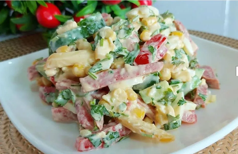 Салат з ковбасою