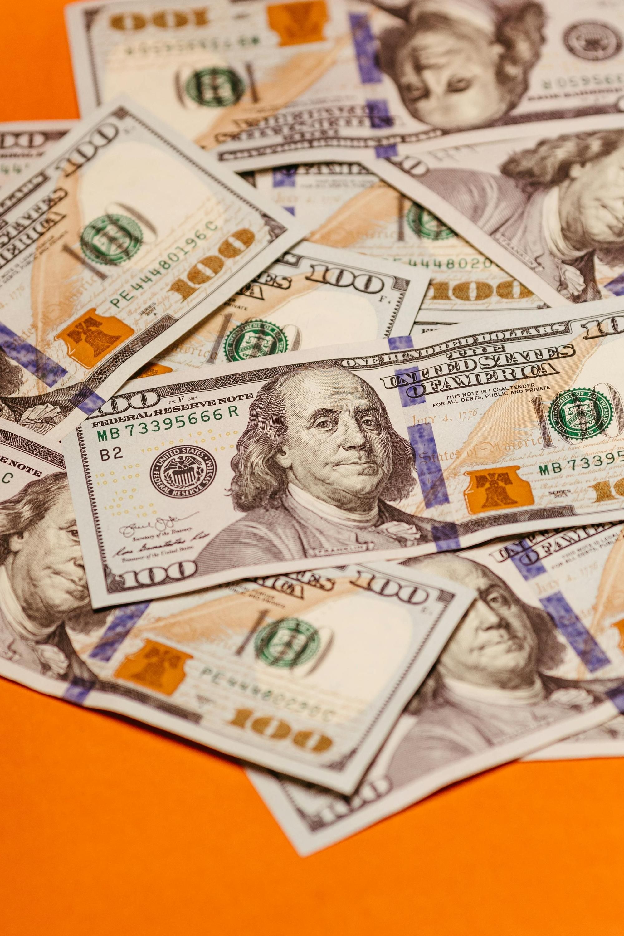 Курс долара в обмінниках 5 грудня - за скільки можна здати валюту, де вигідна ціна