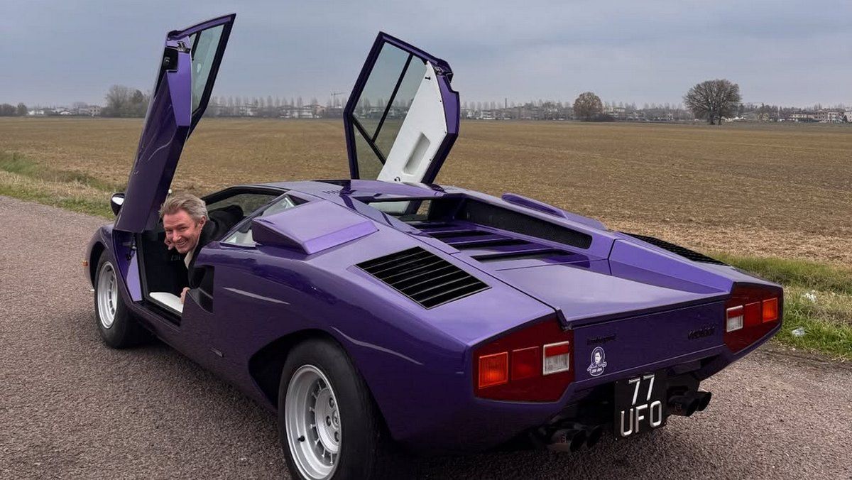 Lamborghini 1977 року самостійно завелась і в'їхала в кущі біля замку в Шотландії