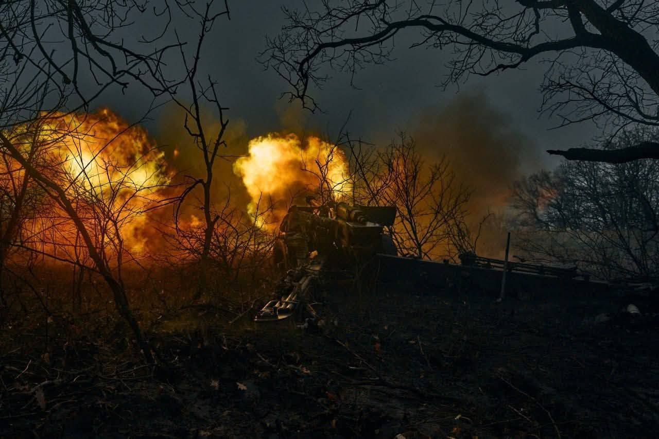 Робота артилерії на фронті в Україні