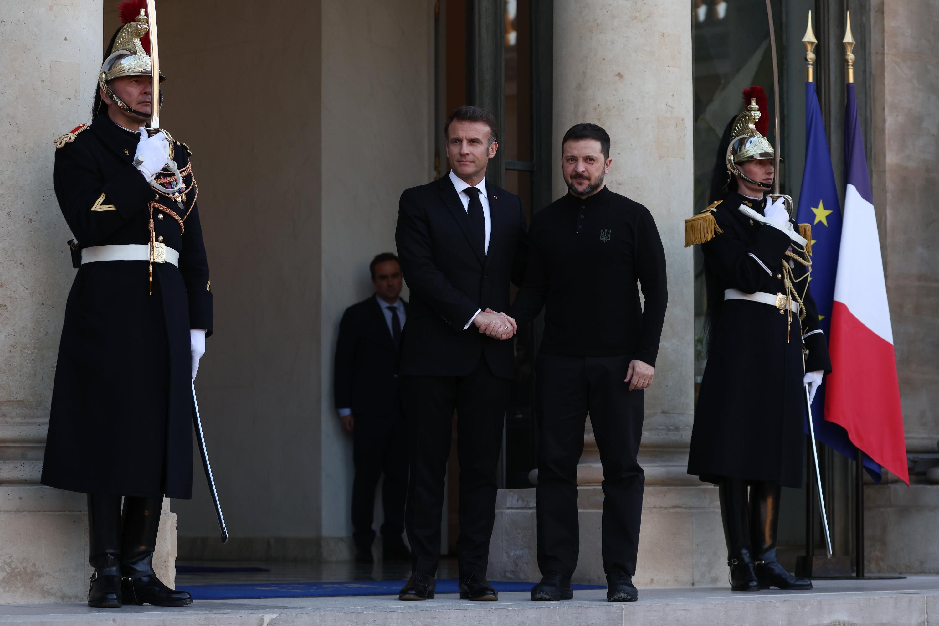 Эммануэль Макрон и Владимир Зеленский Эммануэль Макрон и Владимир Зеленский