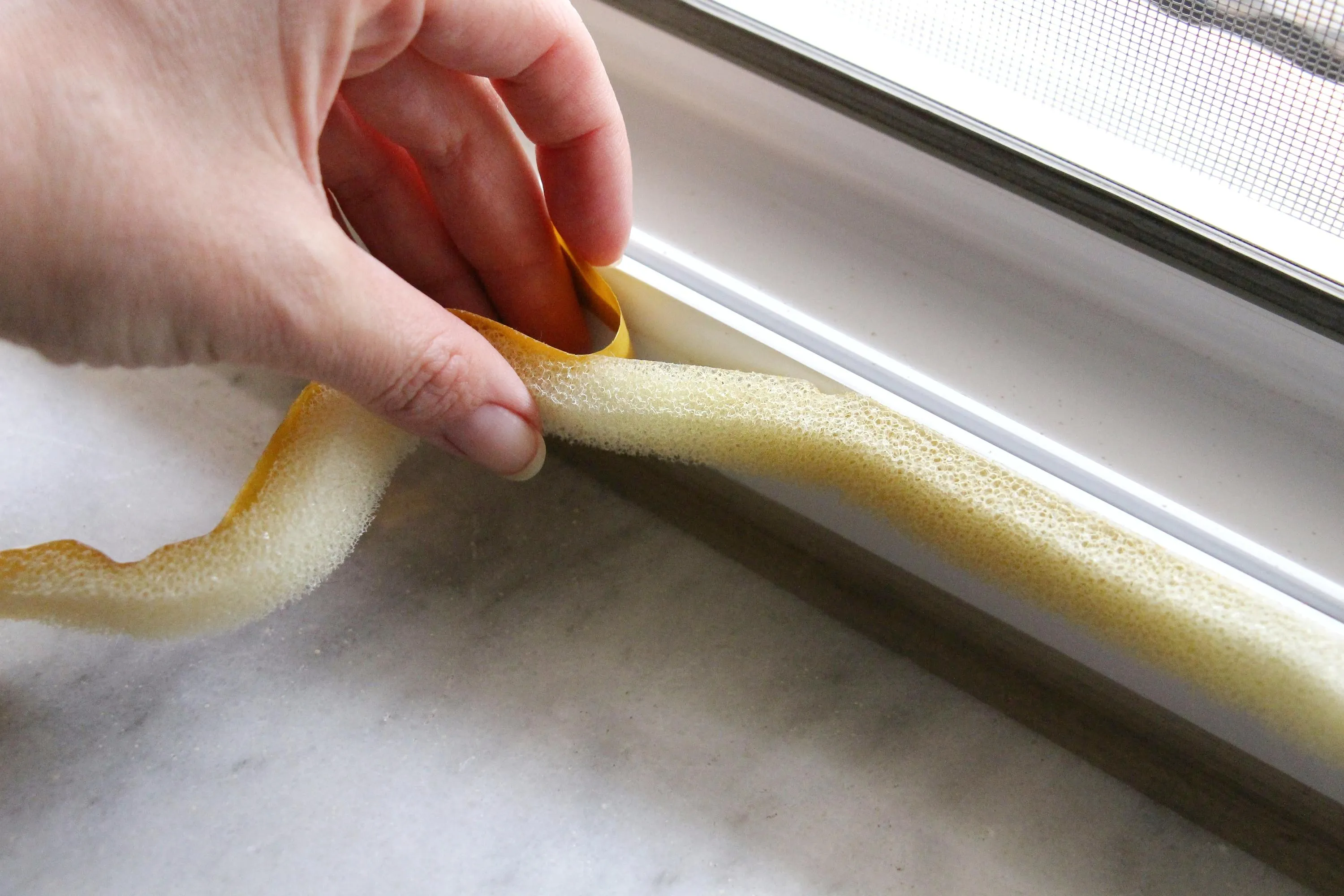 Поролонова смужка добре утепляє вікна / Фото Shutterstock Поролонова смужка добре утепляє вікна / Фото Shutterstock