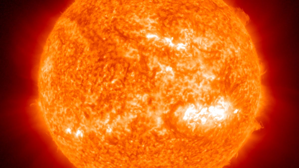 Мощную вспышку зафиксировали на Солнце после длительного затишья Мощную вспышку зафиксировали на Солнце после длительного затишья